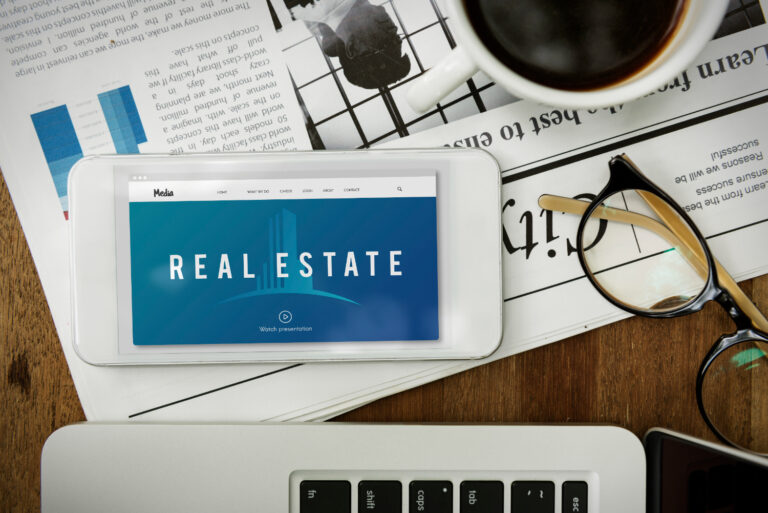 Pessoa analisando dados do mercado imobiliário português em 2025