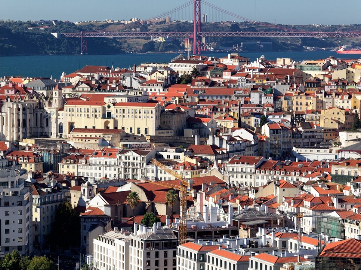 Vista aérea de Lisboa com edifícios comerciais modernos